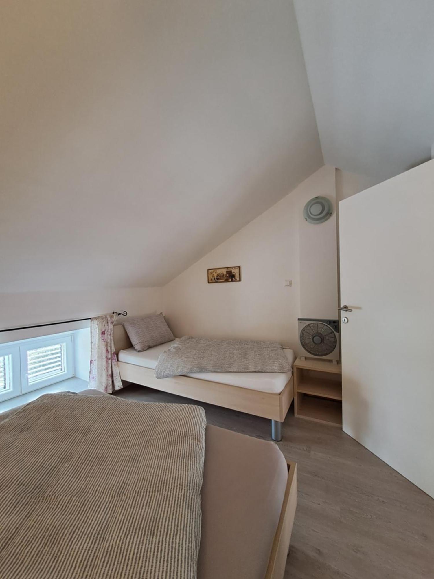 Greta Apartamento Vrbnik Exterior foto