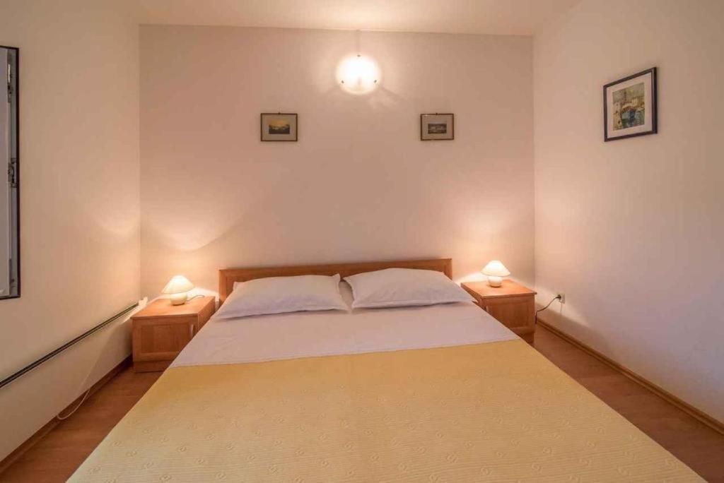 Greta Apartamento Vrbnik Exterior foto