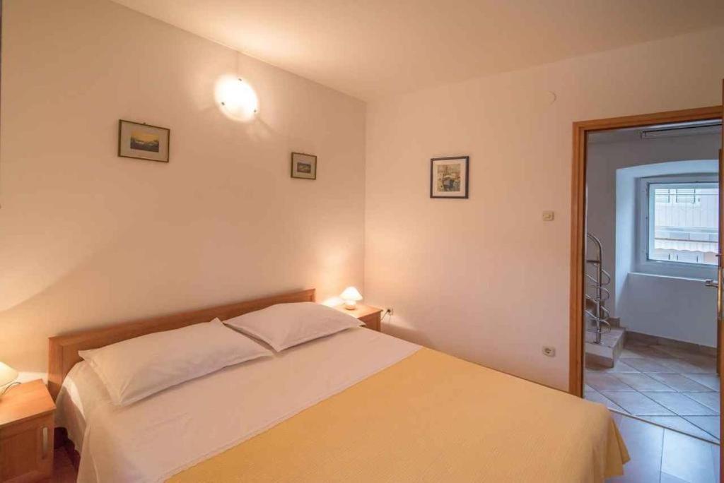 Greta Apartamento Vrbnik Exterior foto