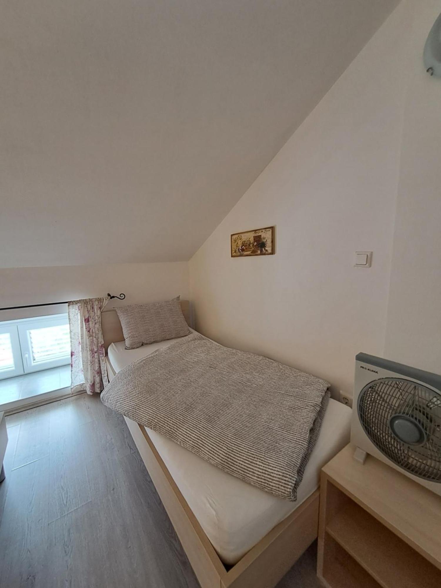 Greta Apartamento Vrbnik Exterior foto